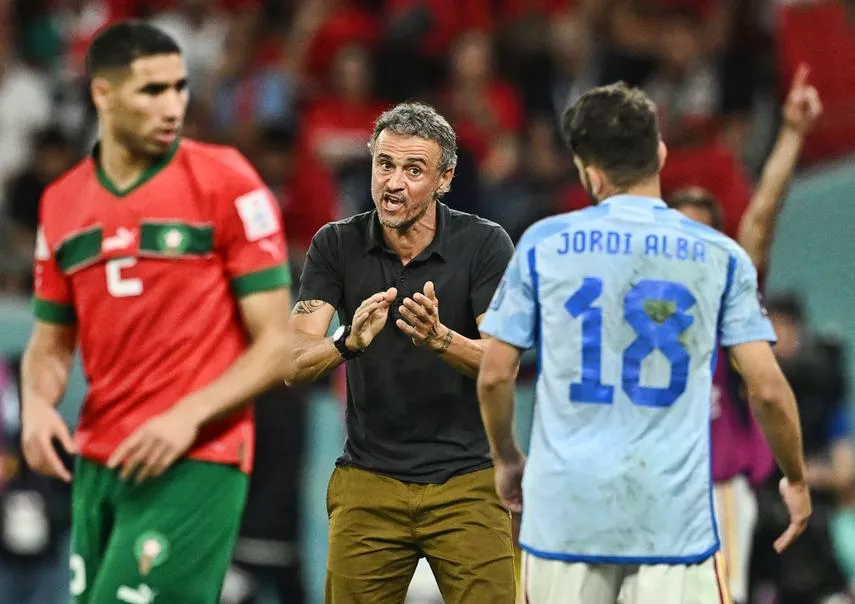 المدرب الإسباني لويس إنريكي يعطي التعلميات للاعبه جوردي ألبا تحت أنظار اللاعب المغربي أشرف حكيمي
